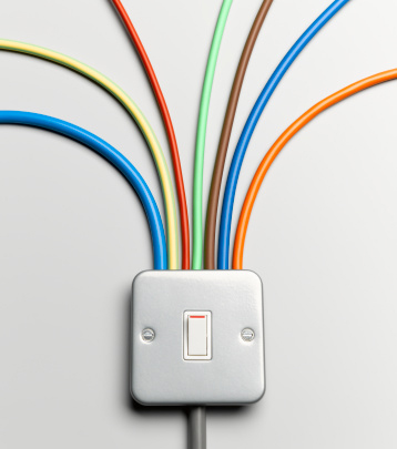 Imagen interruptor con cables de colores