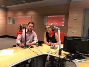 Foto de dos locutores de RNE de Noizze Media