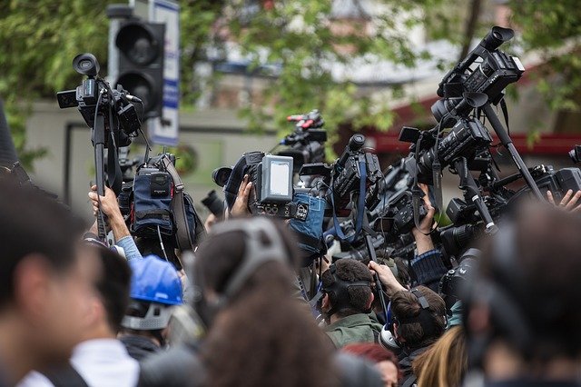 periodistas con cámaras