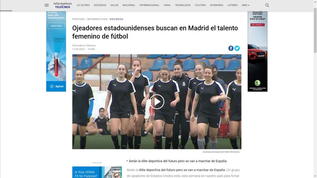 Chicas jugando al fútbol