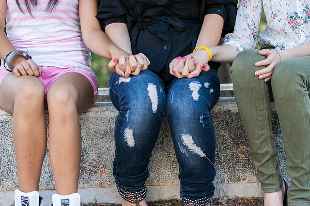 mujeres cogidas de la mano