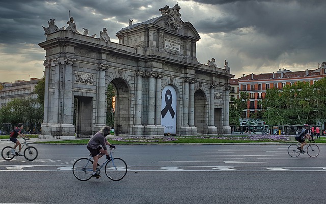 Puerta del Sol de Madrid y personas en bici