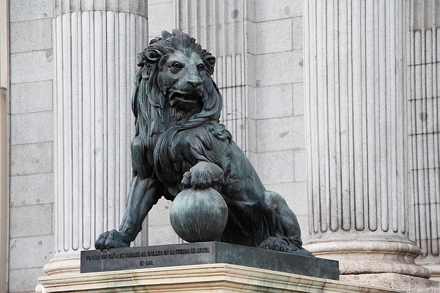 estatua de un león